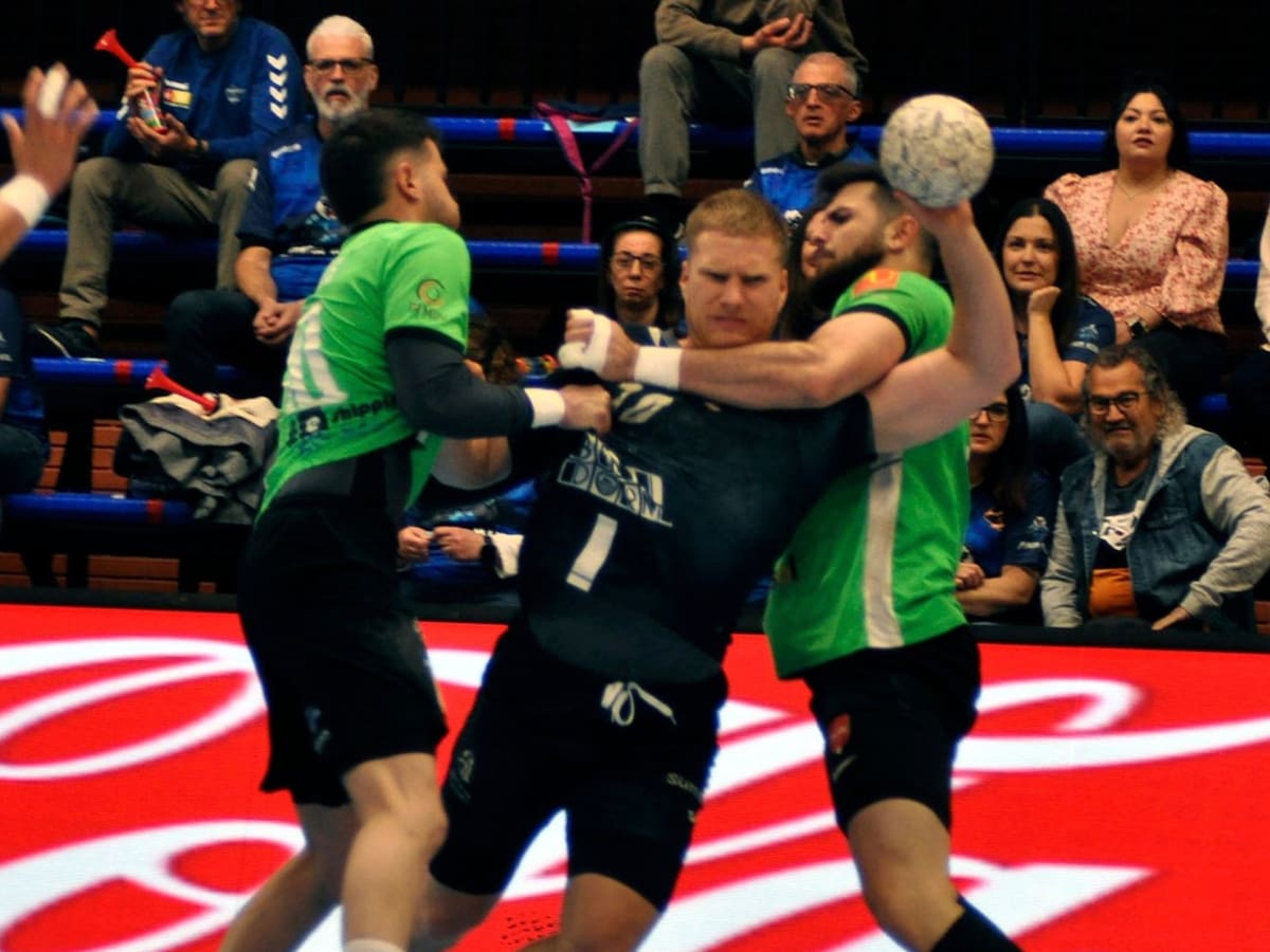 El Balonmano Servigroup Benidorm escenifica su hundimiento ante Alcobendas