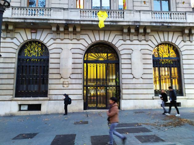 Un lazo amarillo en la fachada del Departament de Empresa