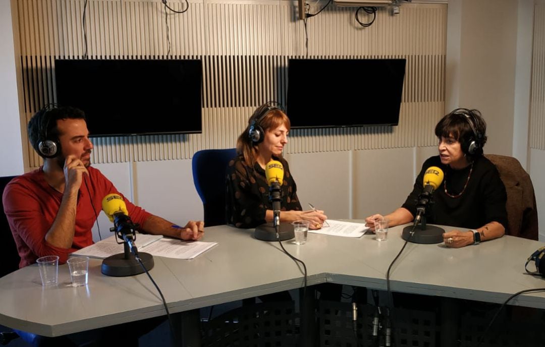 Rosa Montero, junto a Macarena Berlín y Fran Pastor en los estudios de la Cadena SER