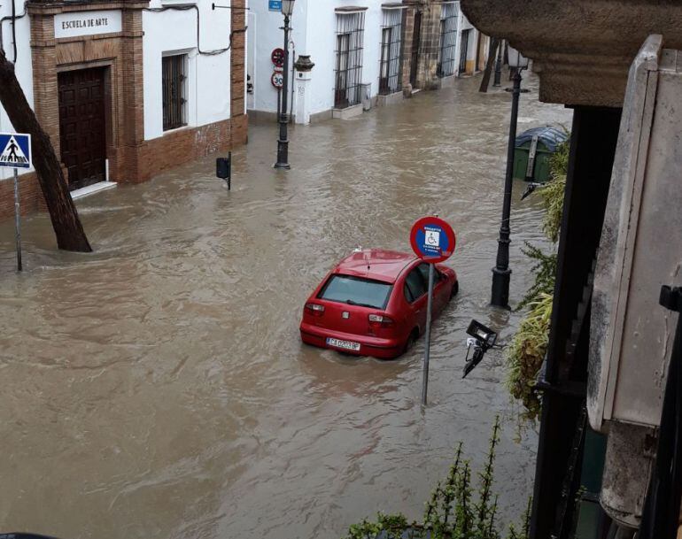 La tromba de agua del pasado sábado provocó una riada en la céntrica calle Porvera de Jerez