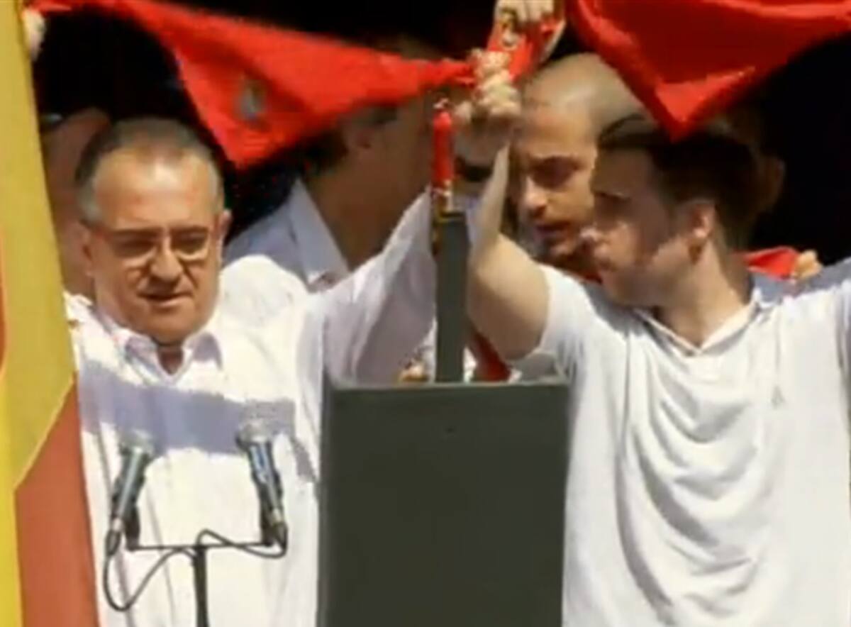 Enrique Maya, alcalde de Pamplona, preparando el 'chupinazo'