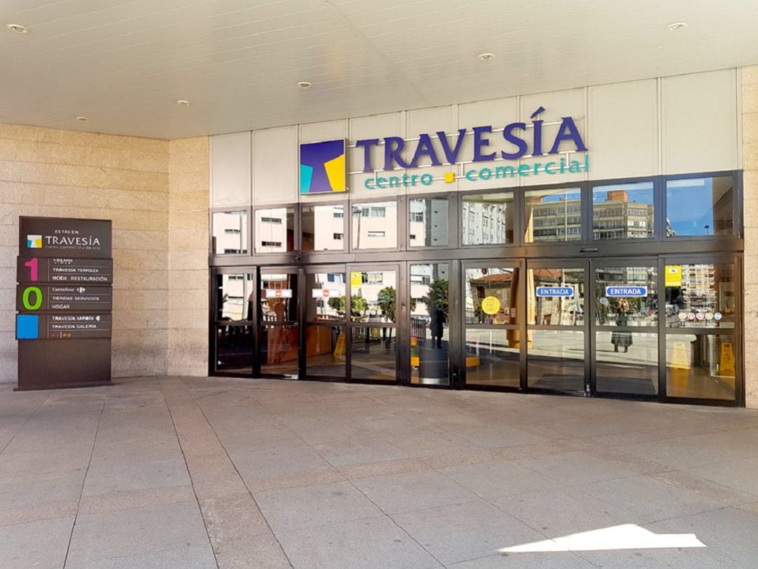 Entrada al centro comercial Travesía de Vigo.