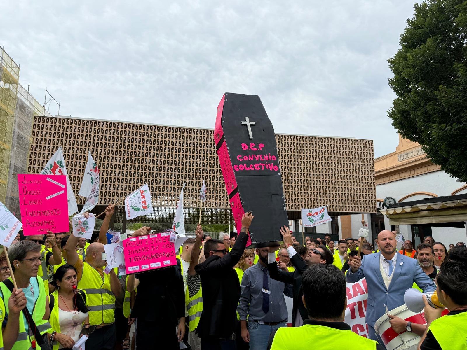 Performance del SATI marca el inicio de la huelga indefinida del TIB
