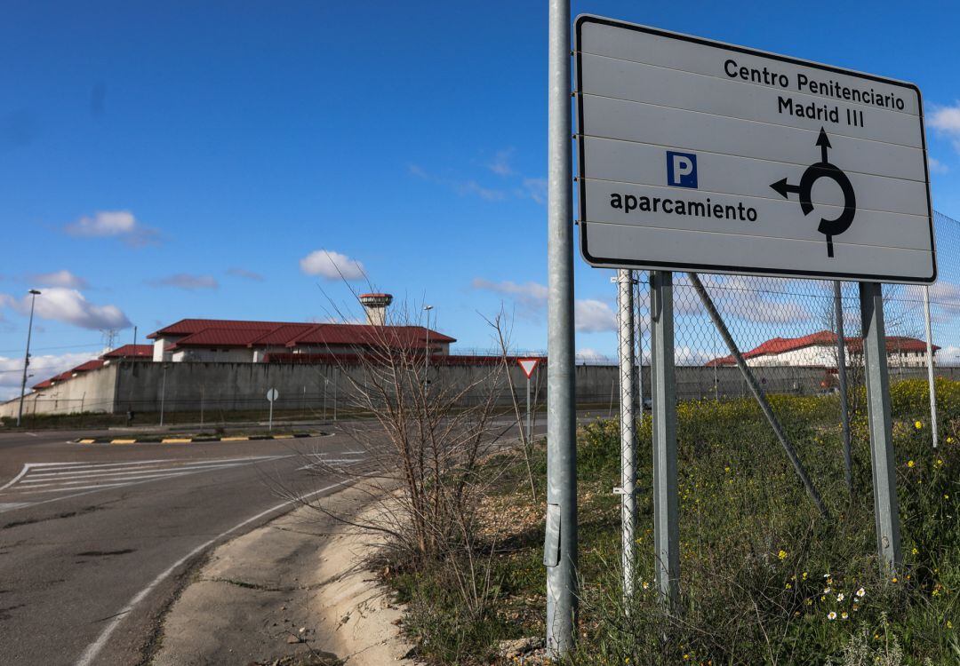 Un cartel indica la dirección a la entrada de la Cárcel de Valdemoro (Madrid).