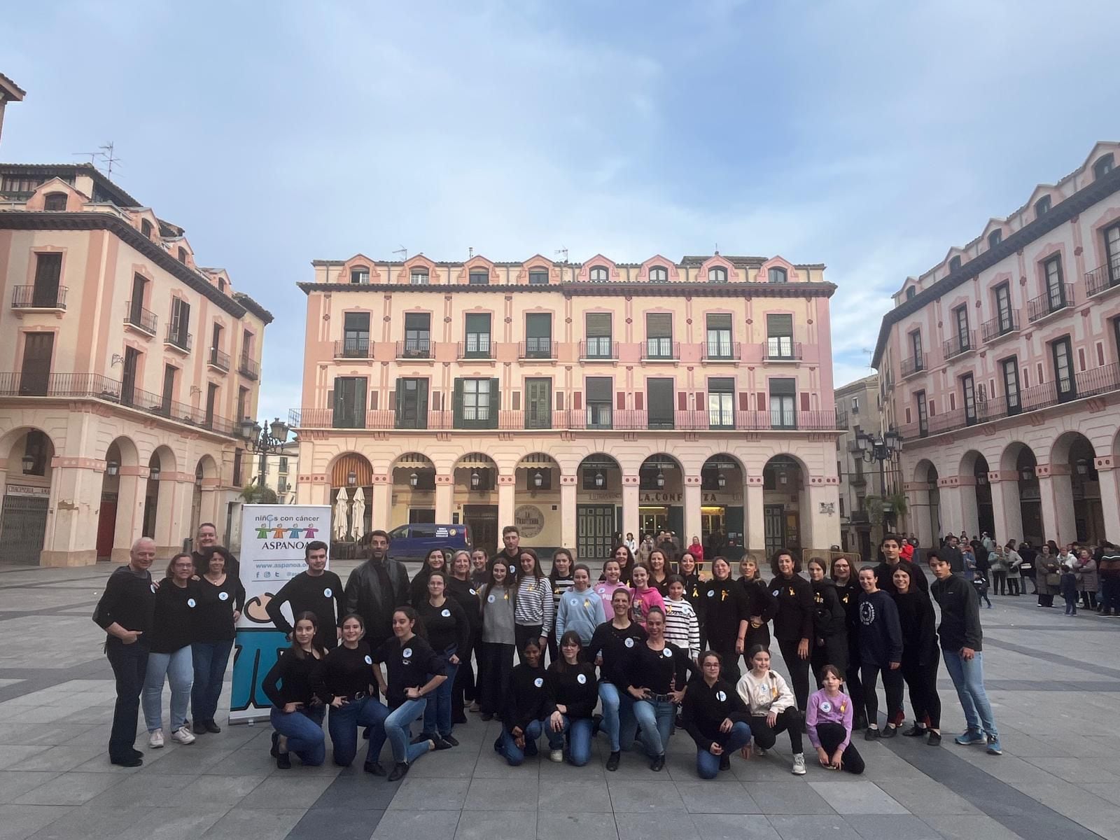 Participantes en el flashmob solidario por Aspanoa y el cáncer infantil