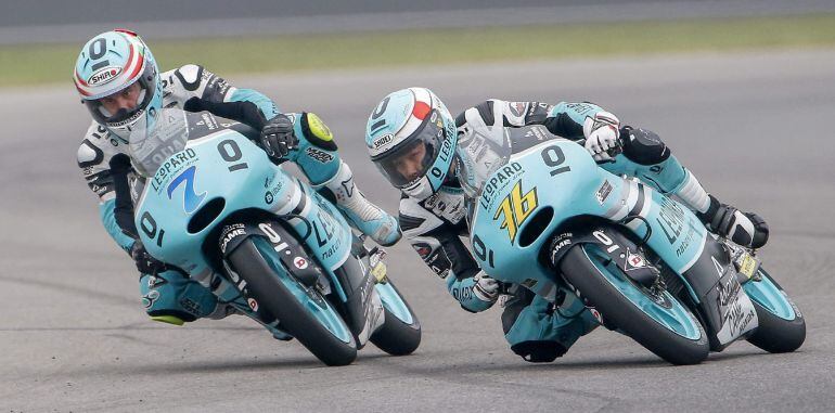 ELX01. Indianapolis (United States), 09/08/2015.- Moto3 riders Efren Vazquez (L) of Spain and Hiroki Ono (R) of Japan during the Moto3 race of the Indianapolis Motorcycling Grand Prix motorcycle race at the Indianapolis Motor Speedway in Indianapolis, Indiana, USA, 09 August 2015. (Motociclismo, Japón, España, Estados Unidos) EFE/EPA/ERIK S. LESSER