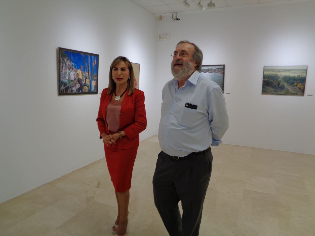 Romàn Martínez recorre su exposicion con la concejal de Cultura, Azucena Esteban