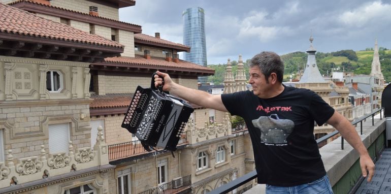 Kepa Junkera en la terraza de Radio Bilbao