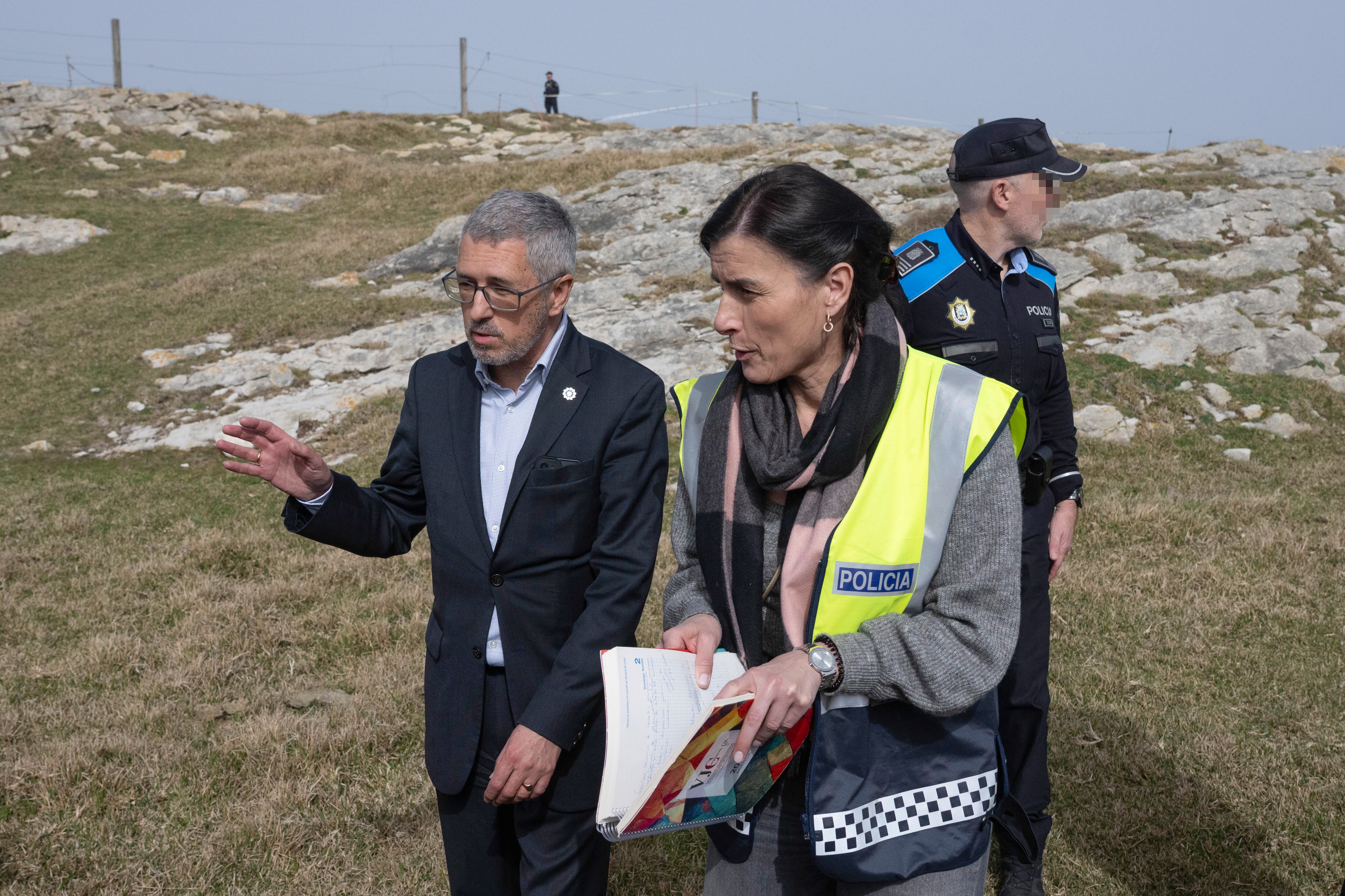 SANTANDER, 04/03/2026.- La alcaldesa de Santander, Gema Igual (d) y del secretario de Estado de Medio Ambiente, Hugo Morán (i) en la zona de El Bocal, donde los servicios de emergencias trabajan en las labores de búsqueda de la persona desaparecida tras caer al agua después de la ruptura de una pasarela peatonal de madera, que ha causado la muerte a cinco jóvenes. Otra persona fue rescatada con vida y está fuera de peligro. EFE/ Pedro Puente Hoyos