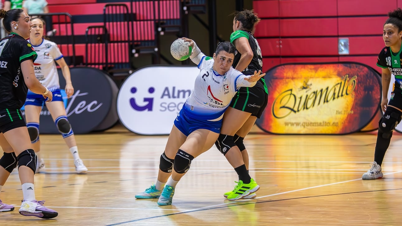 La capitana del Elda Prestigio, Lucía García lanza a puerta