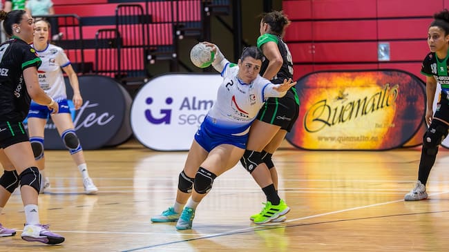 La capitana del Elda Prestigio, Lucía García lanza a puerta