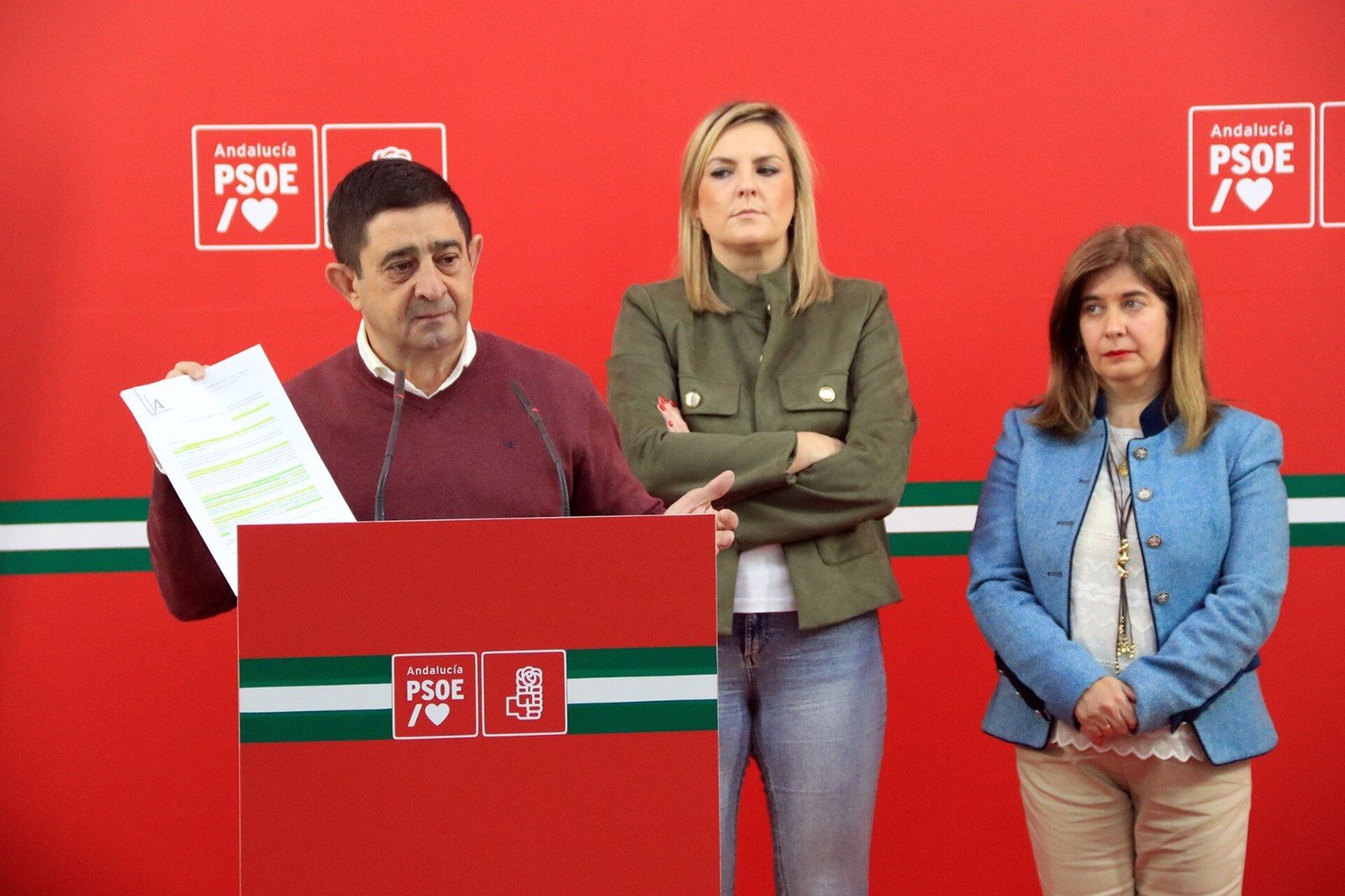 Francisco Reyes, en la rueda de prensa junto a Lola Marín y Antonia Olivares