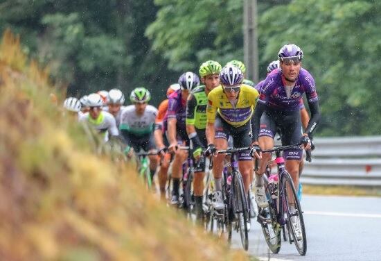 Mario Aparicio escolta a Pelayo Sánchez con la 'amarella' en la reciente GP Beiras e Serra da Estrela (Portugal)