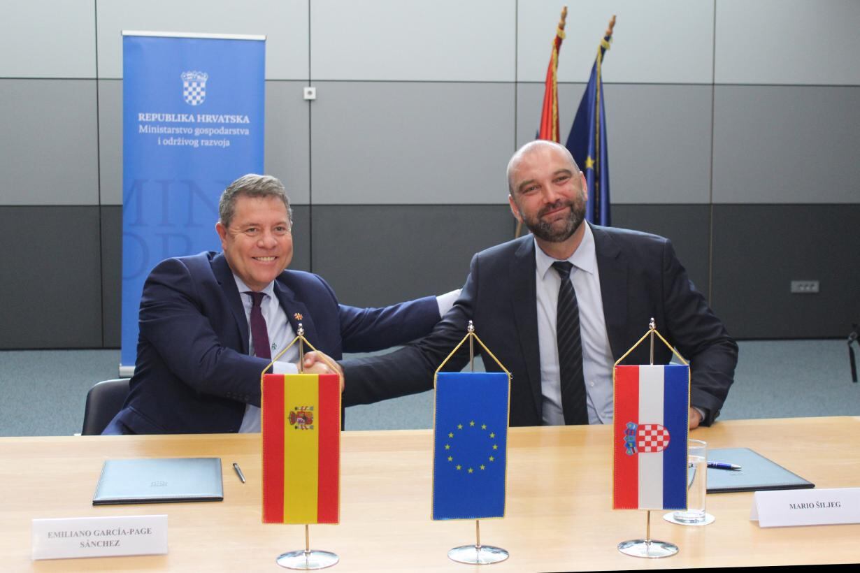 El presidente de Castilla-La Mancha, Emiliano García-Page, ha firmado con el Gobierno croata el documento de hermanamiento entre el Parque Natural de las Lagunas de Ruidera y el Parque Nacional de los Lagos de Plitvice