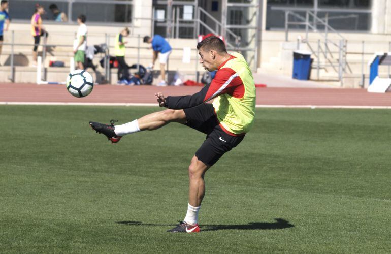 Rubén Alcaraz rematando a puerta.