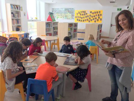 Alumnos del Antonio Machado leyendo cuentos