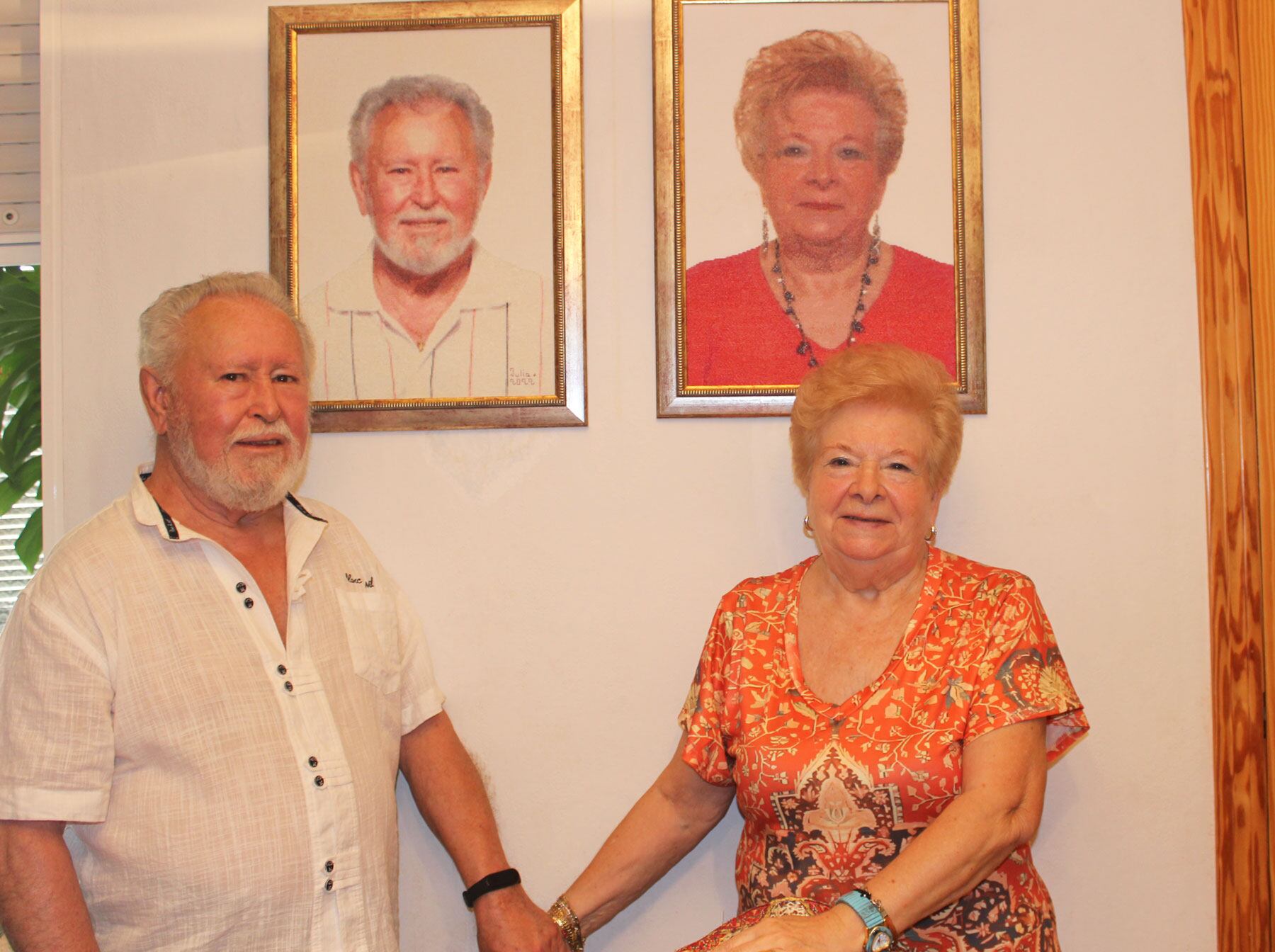 Rafa Miro i Julia Bou just baix les seues imatges elaborades per Julia