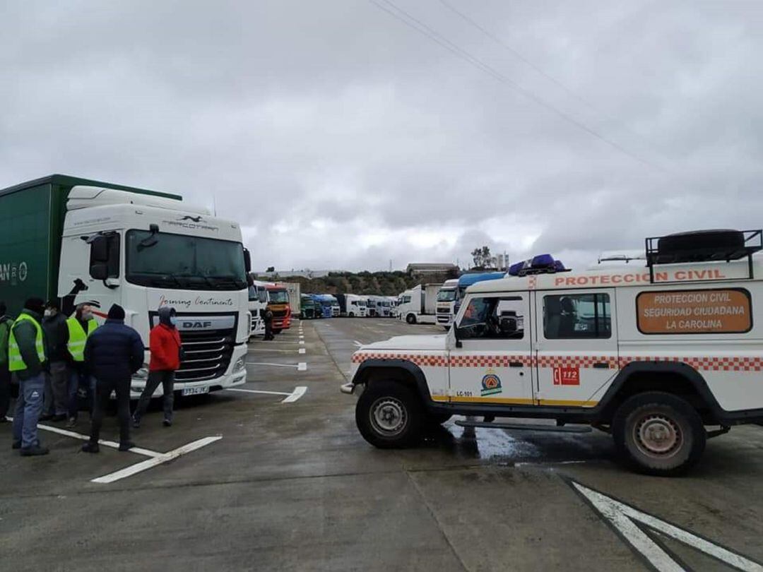 Camioneros embolsados en la A-4 son atendidos por Protección Civil