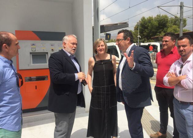 La consellera de Obras Públicas, María José Salvador, junto con el alcalde de Benidorm, Toni Pérez y el director general de FGV, Juan Andrés Sánchez