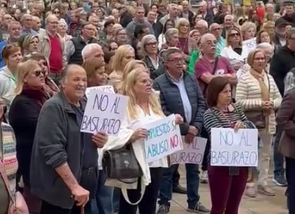 Protesta en Vila-real contra la tasa de basuras frente al Ayuntamiento.