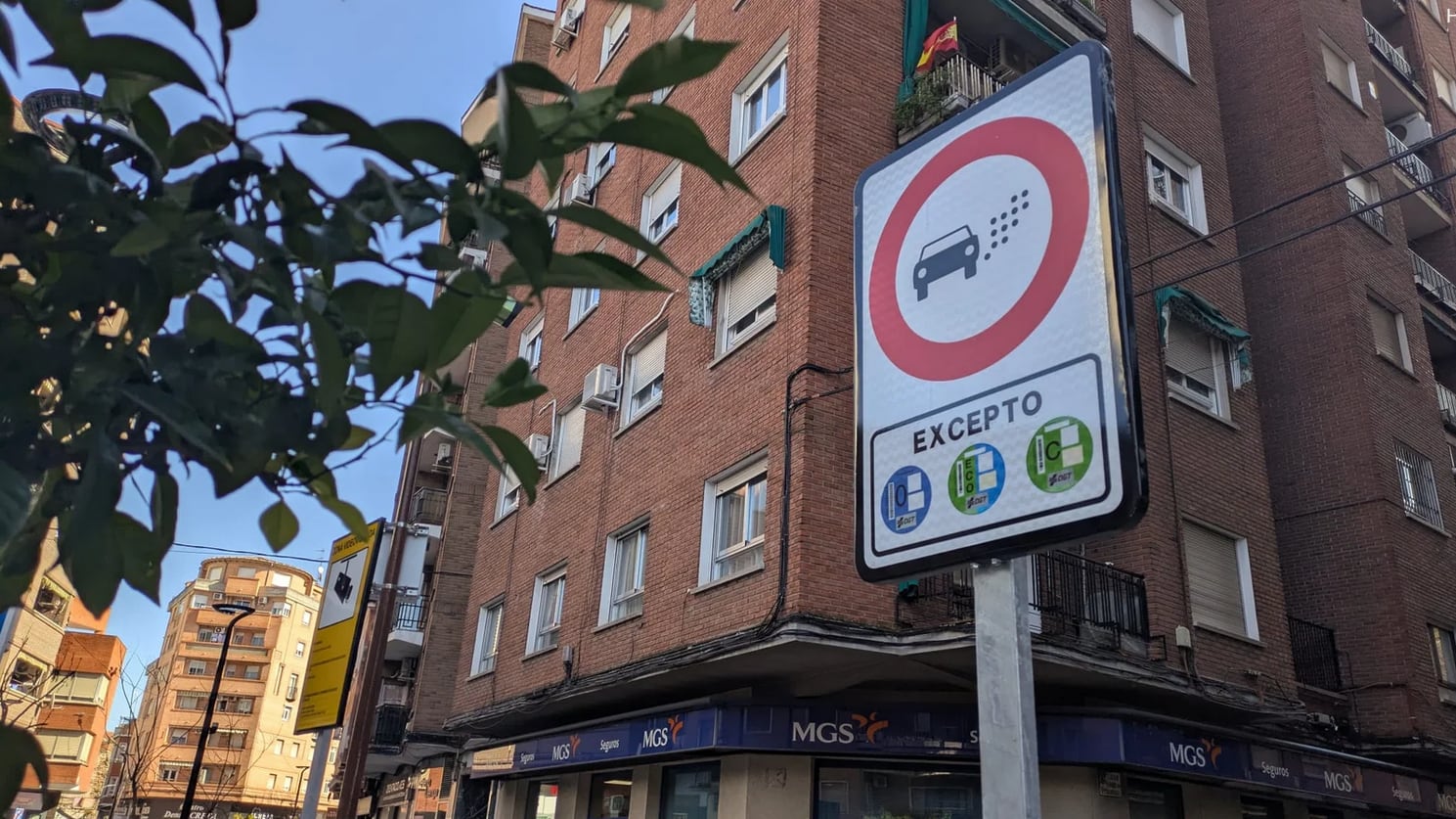 Señalización vertical de la ZBE en Talavera