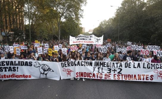 Manifestación convocada por la Plataforma por la Escuela Pública este miércoles en Madrid para protestar contra la Lomce y las reválidas.