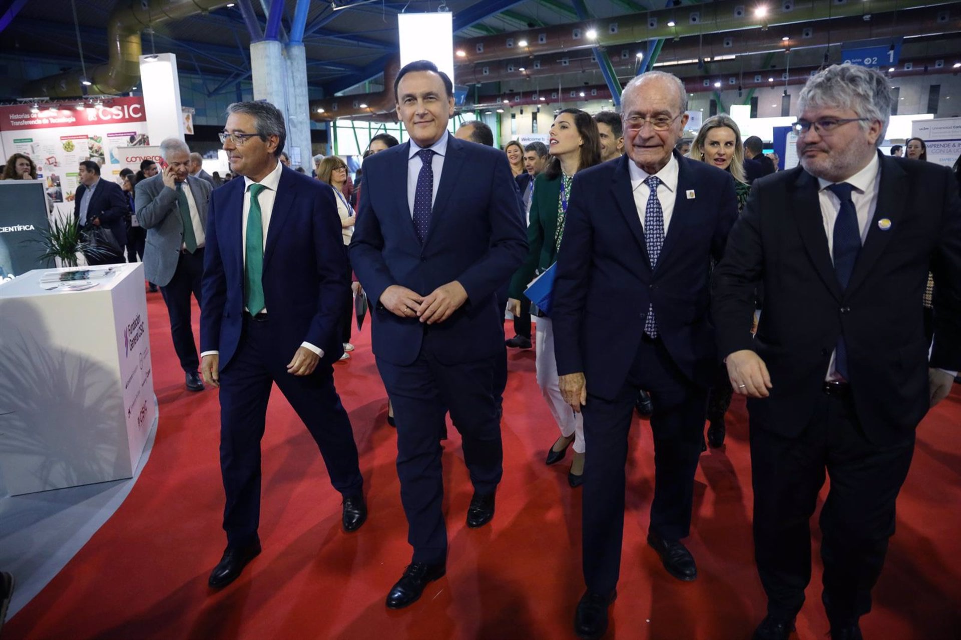 El consejero de Universidad e Innovación de la Junta de Andalucía, José Carlos Gómez, (2i) junto al alcalde de Málaga, Francisco dela Torre, (2d) durante la inauguración de la duodécima edición de Transfiere en 2023