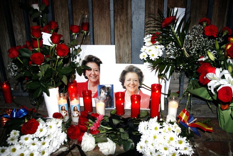 Imagen de la fachada del ayuntamiento de Valencia horas después de conocerse la muerte de la exalcaldesa Rita Barberá.