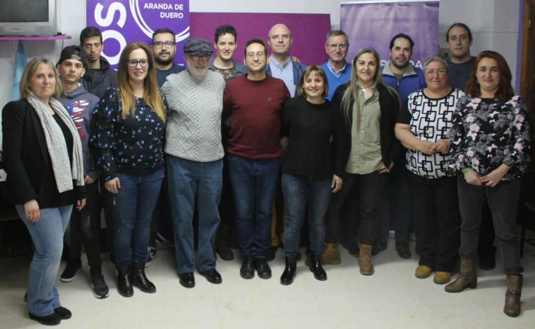 Buena parte de los componentes de la candidatura de Podemos al ayuntamiento de Aranda arropan al candidato a la alcaldía Andrés Gonzalo, en el centro de la primera fila