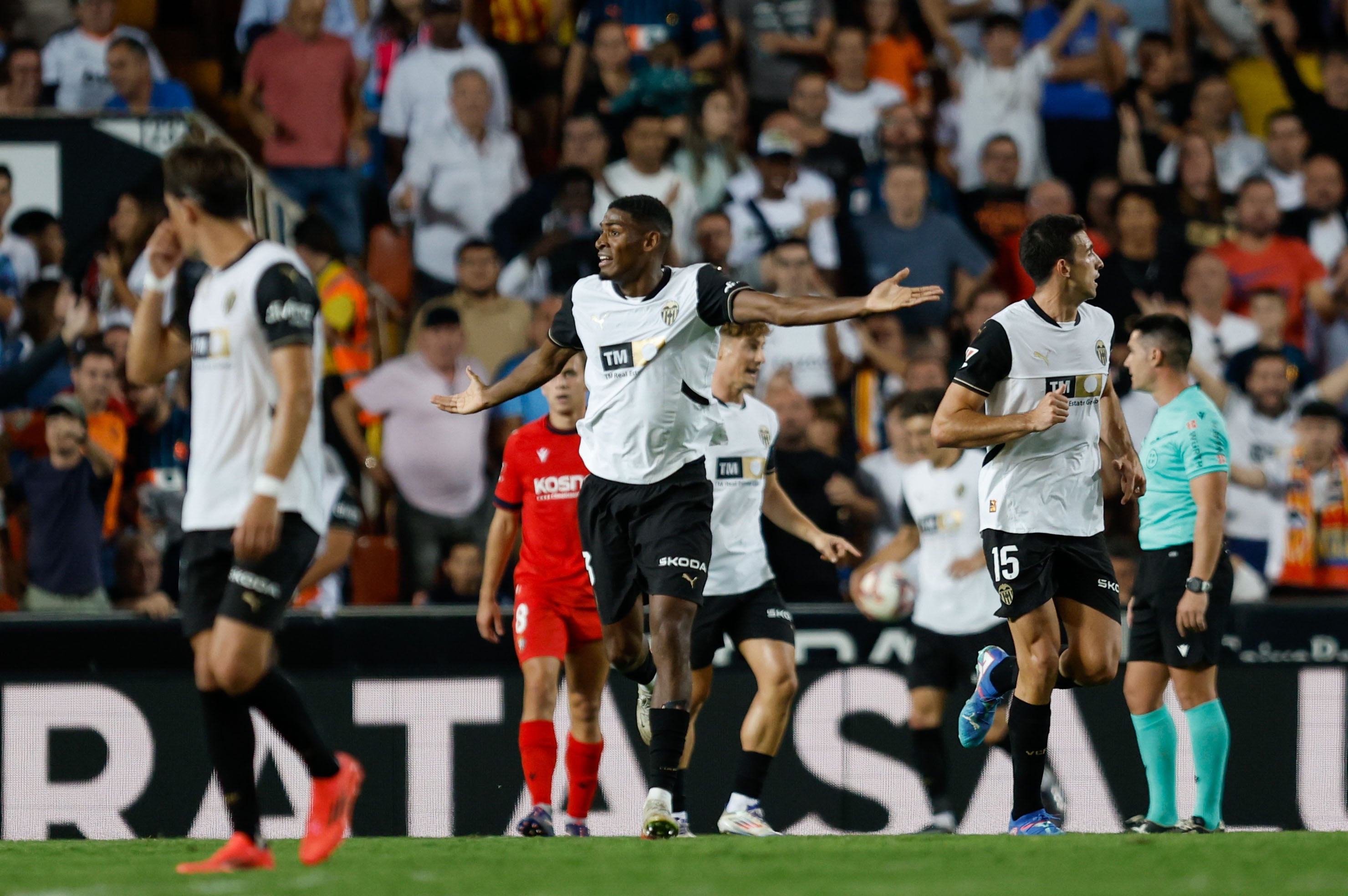 El defensa del Valencia CF Mosquera protesta durante el encuentro correspondiente a la séptima jornada de LaLiga EA Sports que enfrenta al Valencia CF y al Osasuna este martes en el estadio de Mestalla, en Valencia. EFE/ Biel Aliño