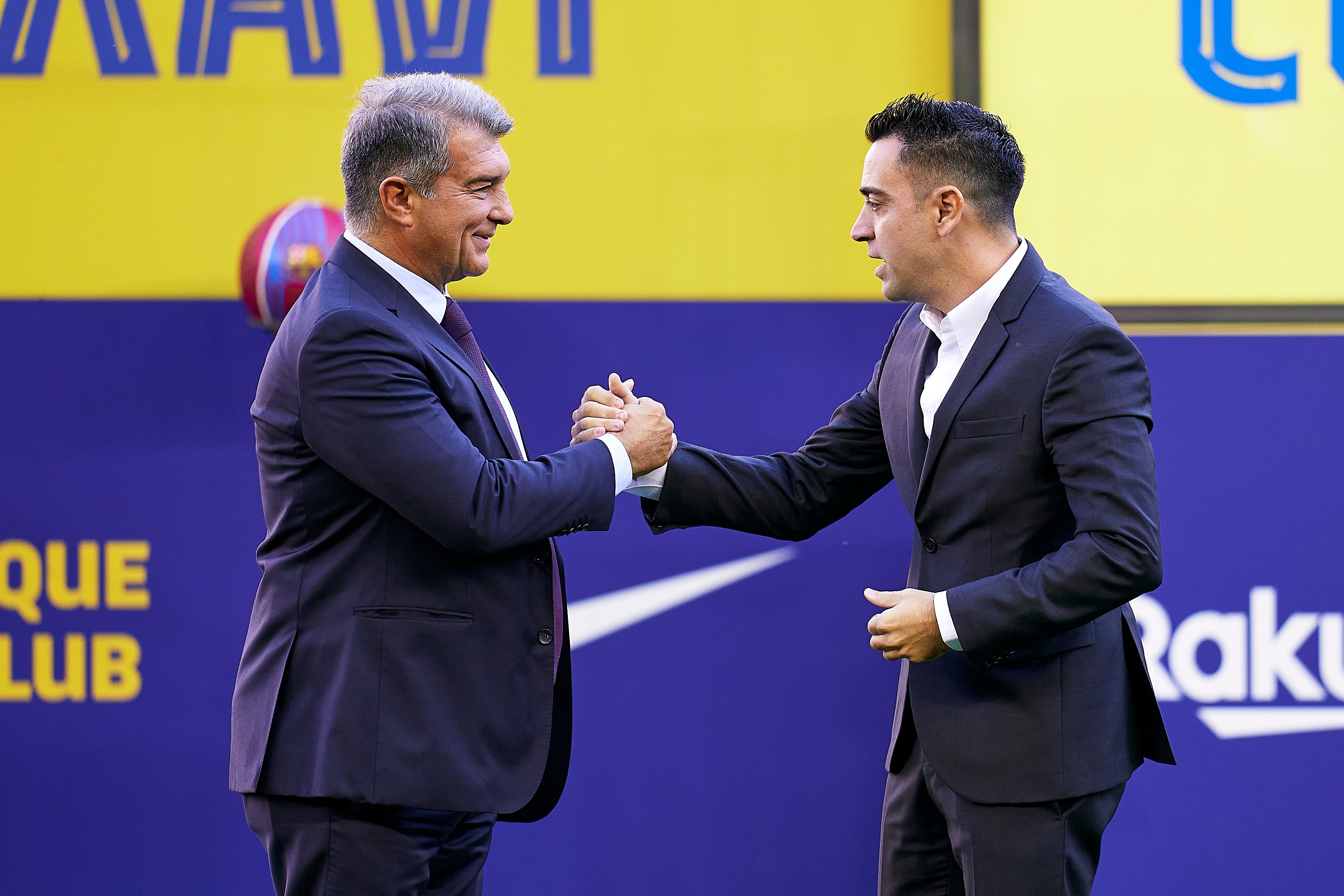 Xavi Hernández y Joan Laporta