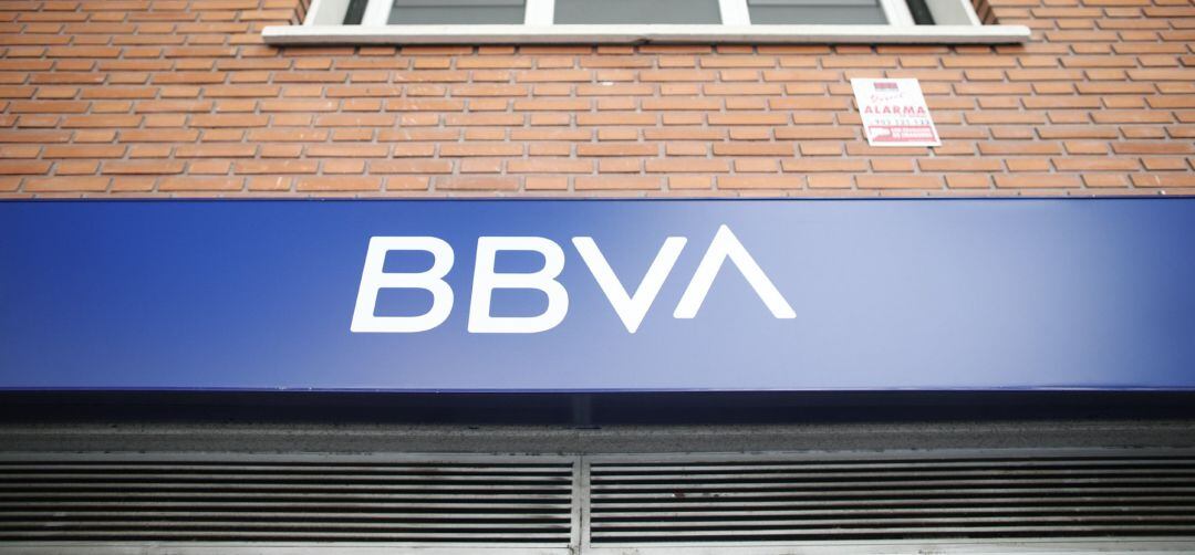 Imagen del nuevo logo del BBVA sobre una oficina de la compañía en Madrid.