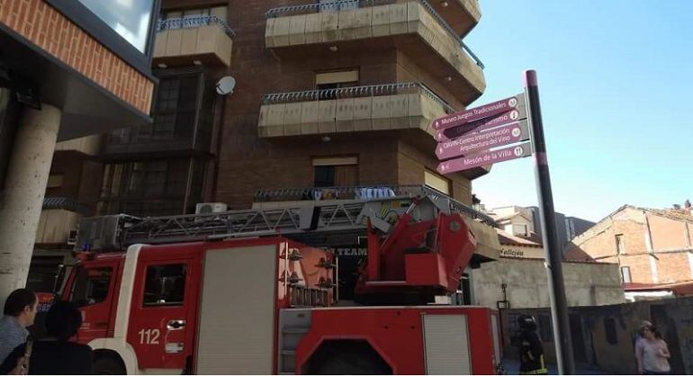 La actuación de los bomberos en la vivienda de la Calle Ronda.