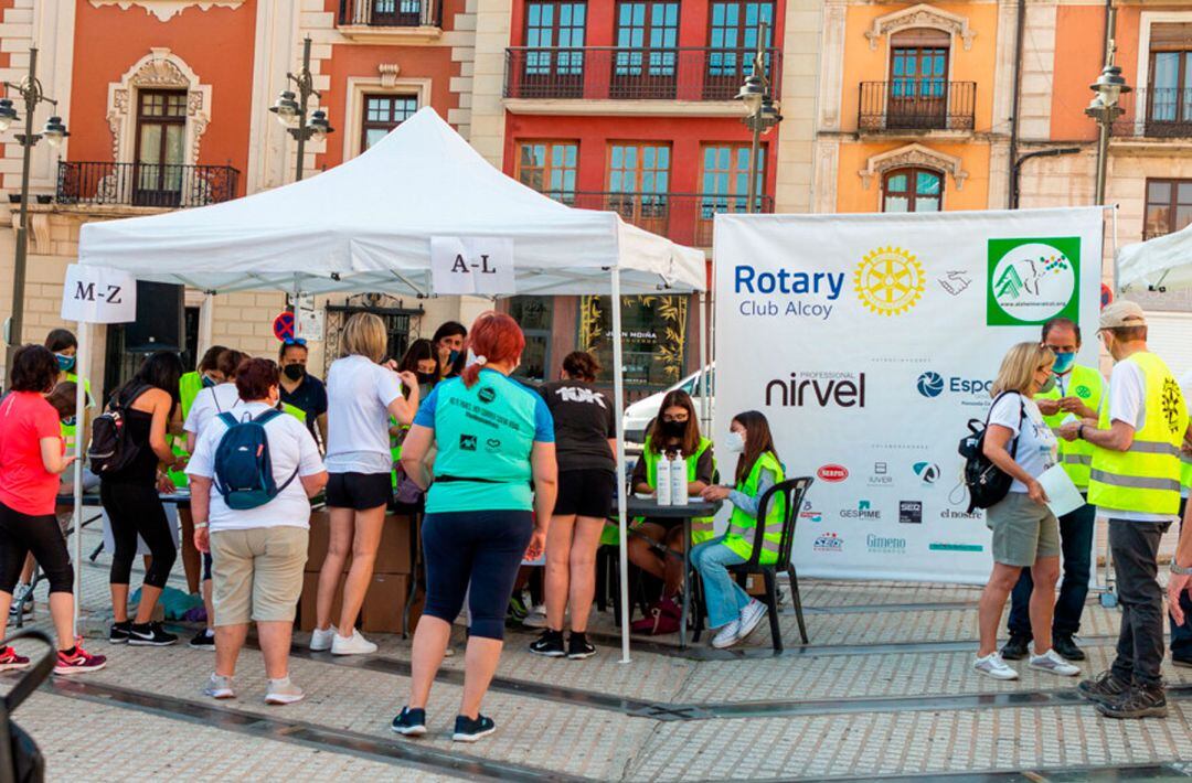 Un instante de la salida de la Volta als Ponts en la Plaza de España organizada por el Rotary Club Alcoy