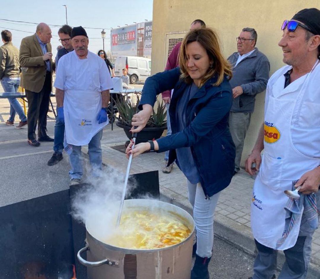 La portavoz del PP, María José Catalá, este domingo en las fiestas de San Antonio Abad en Poble Nou