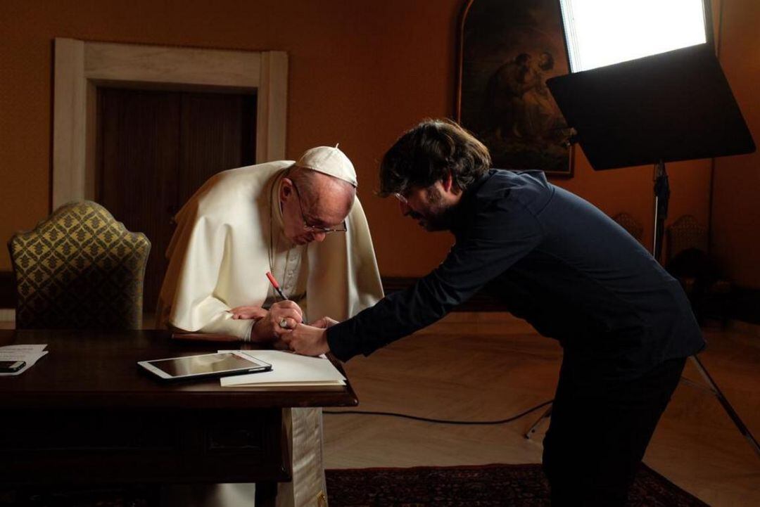 El Papa Francesc signa l'imant de nevera que li porta Jordi Évole i que serà subhastat al Cap Nen Sense Joguina 2020