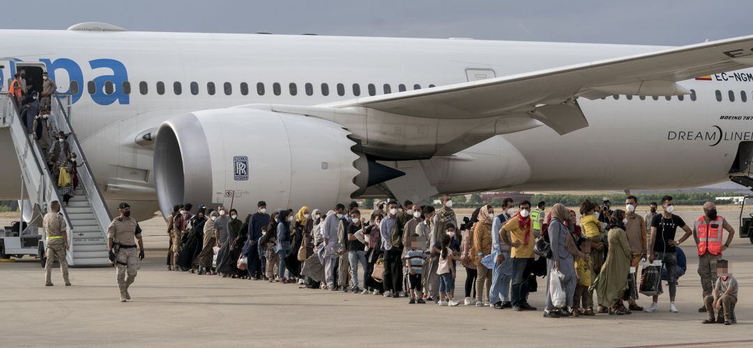 Varios refugiados tras la llegada de un nuevo avión con 260 personas procedentes de Afganistán, en la base aérea de Torrejón de Ardoz