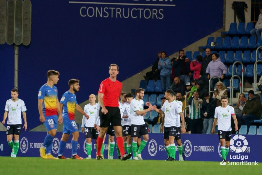 Jugadores del Racing celebran el autogol de Mika Mármol ante la presencia de jugadores del Andorra y Galech Apezteguía