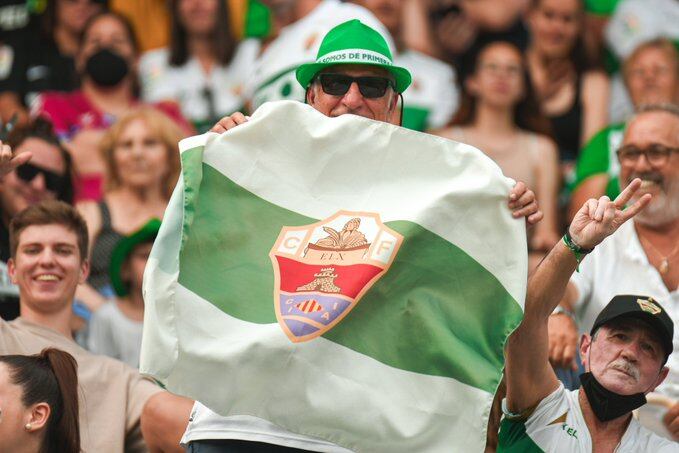 Un aficionado luce una bandera del Elche en el Martínez Valero la pasada Liga