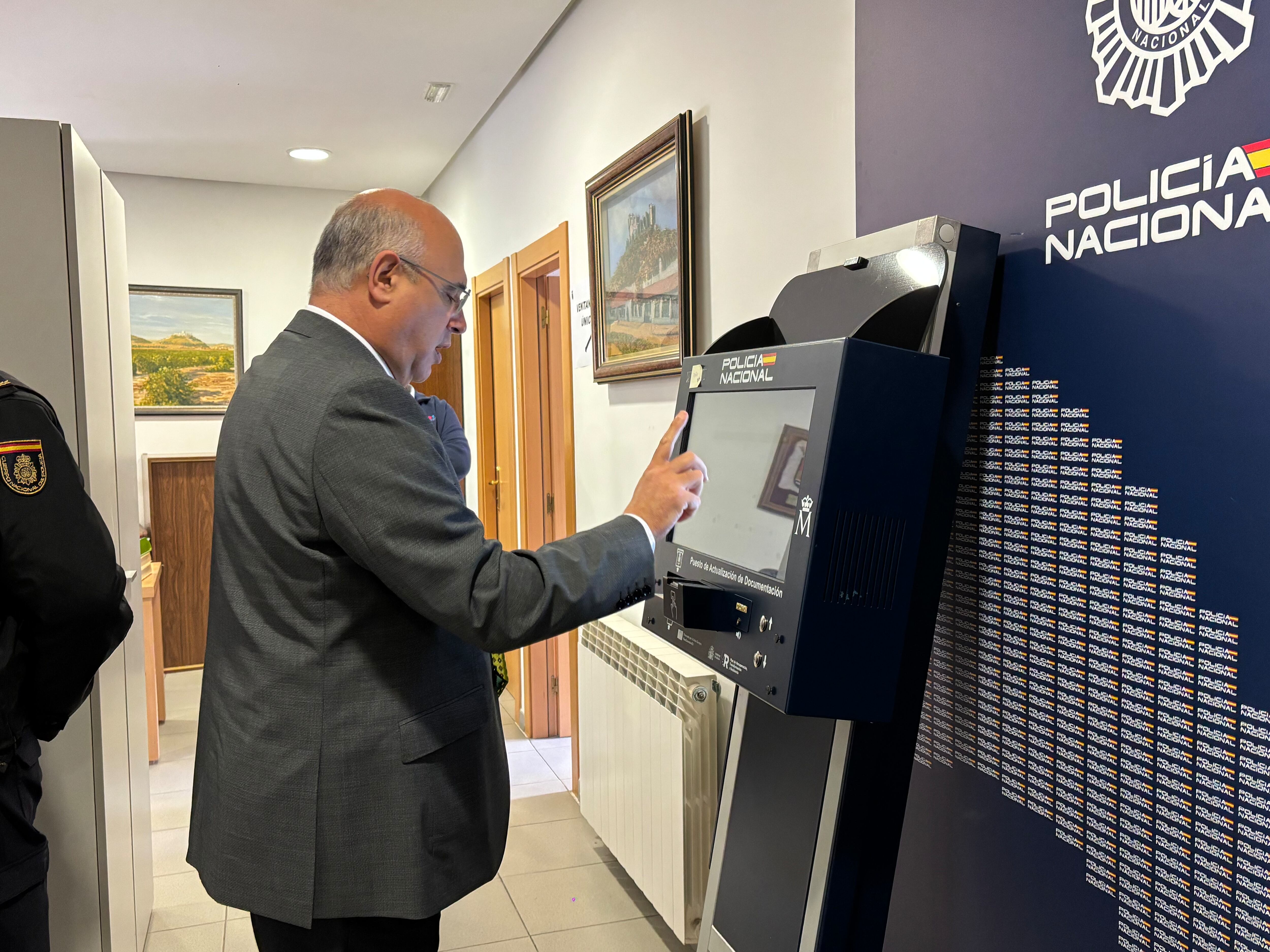 El Subdelegado del Gobierno, Jacinto Canales, prueba in situ el terminal instalado en Peñafiel