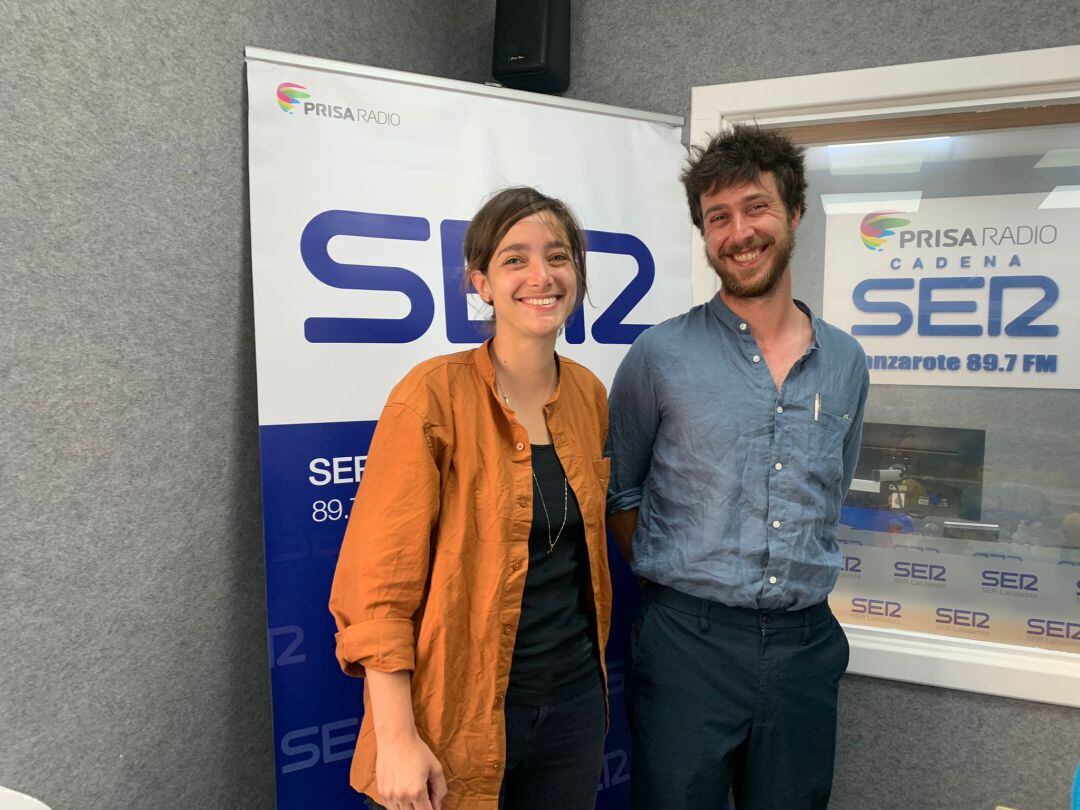 Elois Bouju y Simon Gabillard en los estudios de SER Lanzarote. 