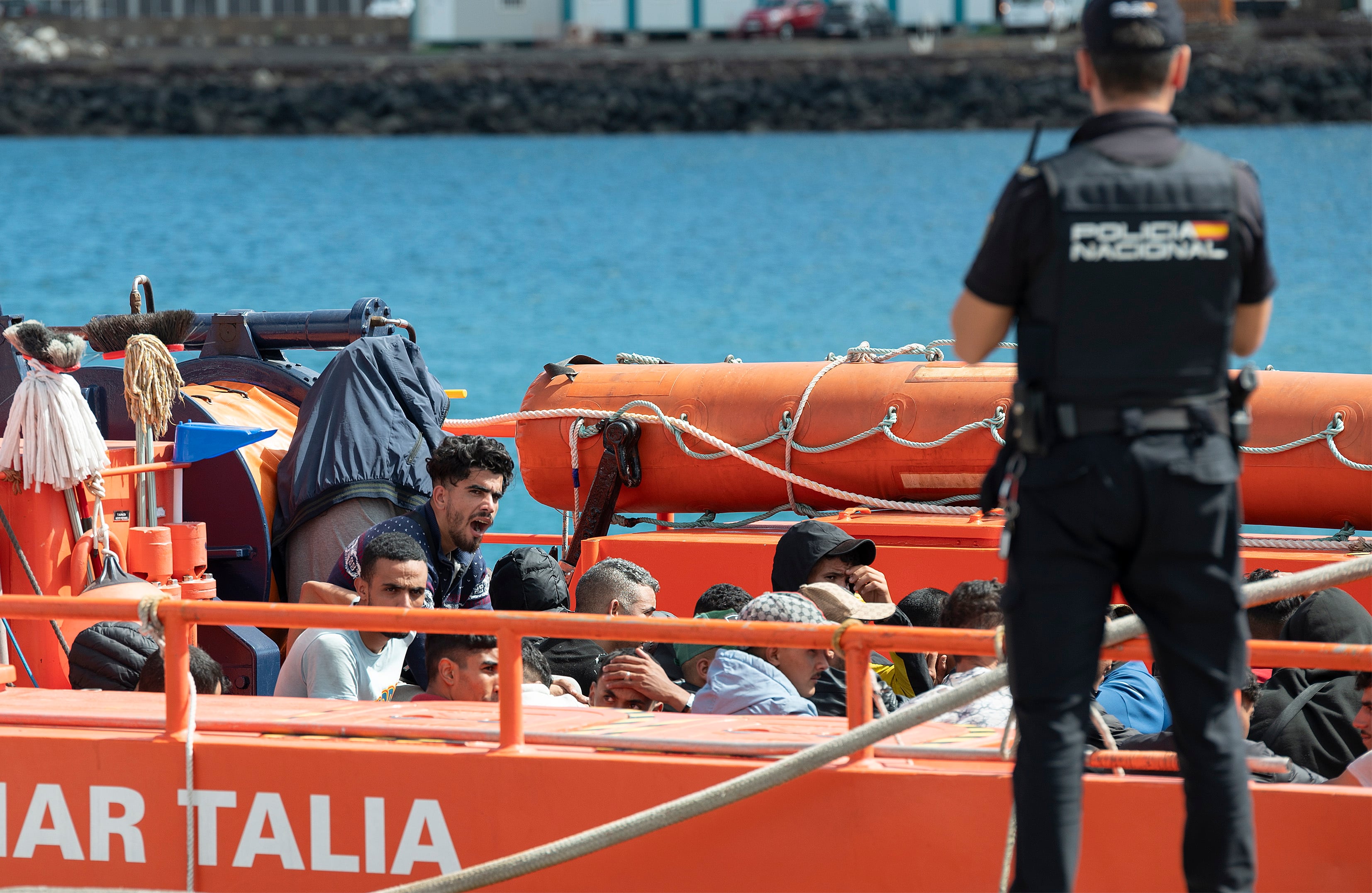 La Guardamar Talía, de Salvamento Marítimo, ha socorrido este jueves a unos 18 kilómetros al este de Lanzarote a 44 inmigrantes de origen magrebí que intentaban llegar a la isla en una neumática, entre ellos un niño. Todos ellos han desembarcado en el puerto de Arrecife. EFE/Adriel Perdomo