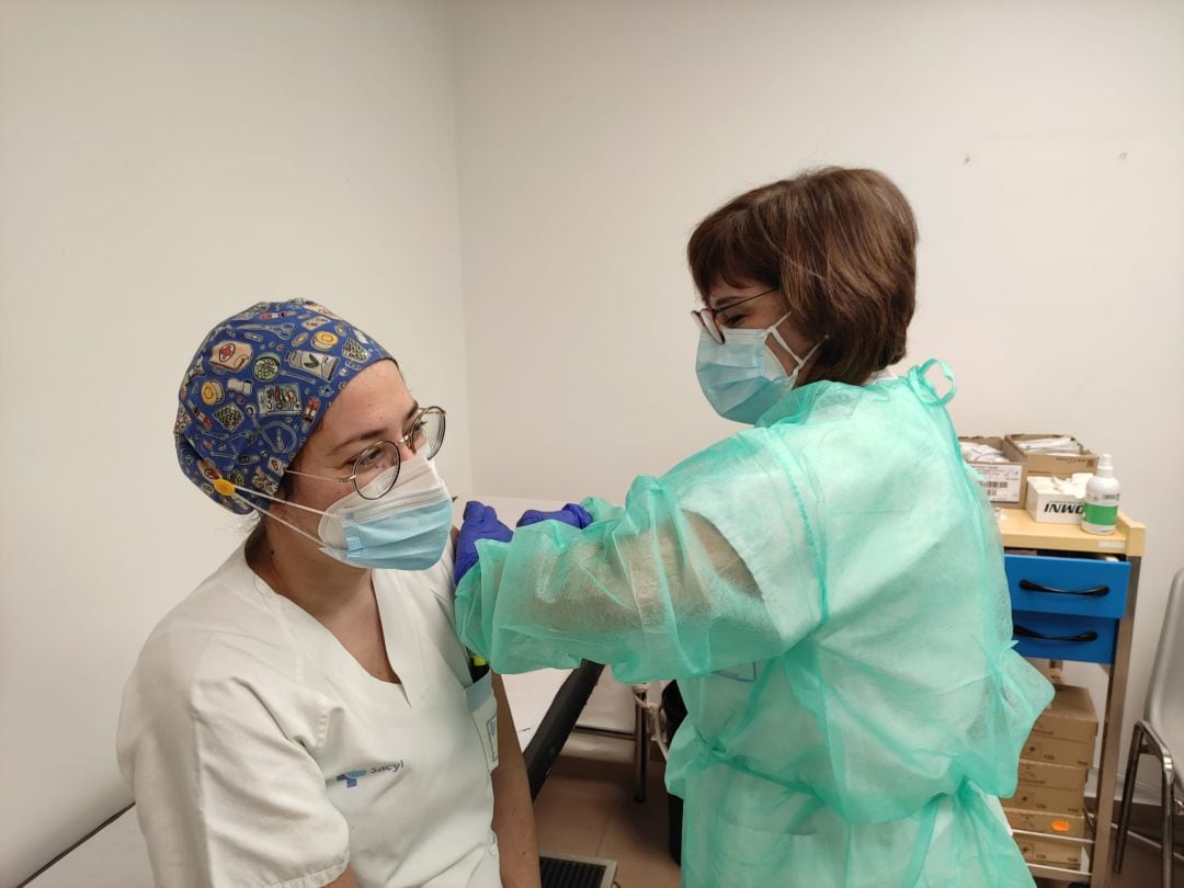 Imagen de archivo de la primera vacuna aplicada al personal sanitario del hospial