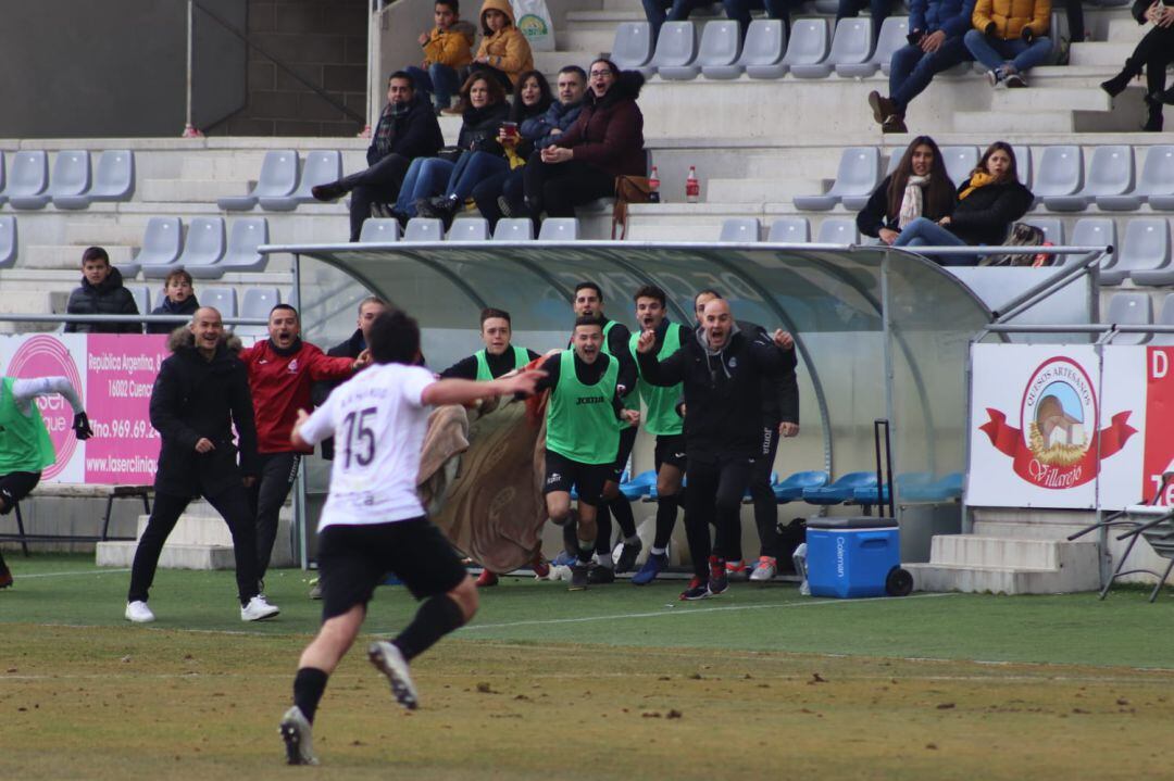 Armando celebra el tercer tanto del Conquense