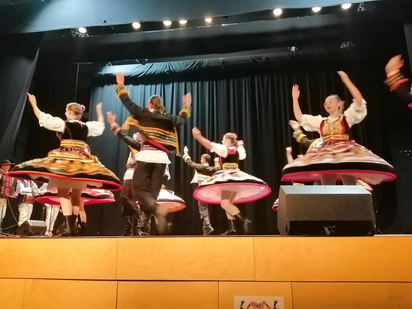 Uno de los grupos participantes en el Festival de Música y Danza de Beniarjó.