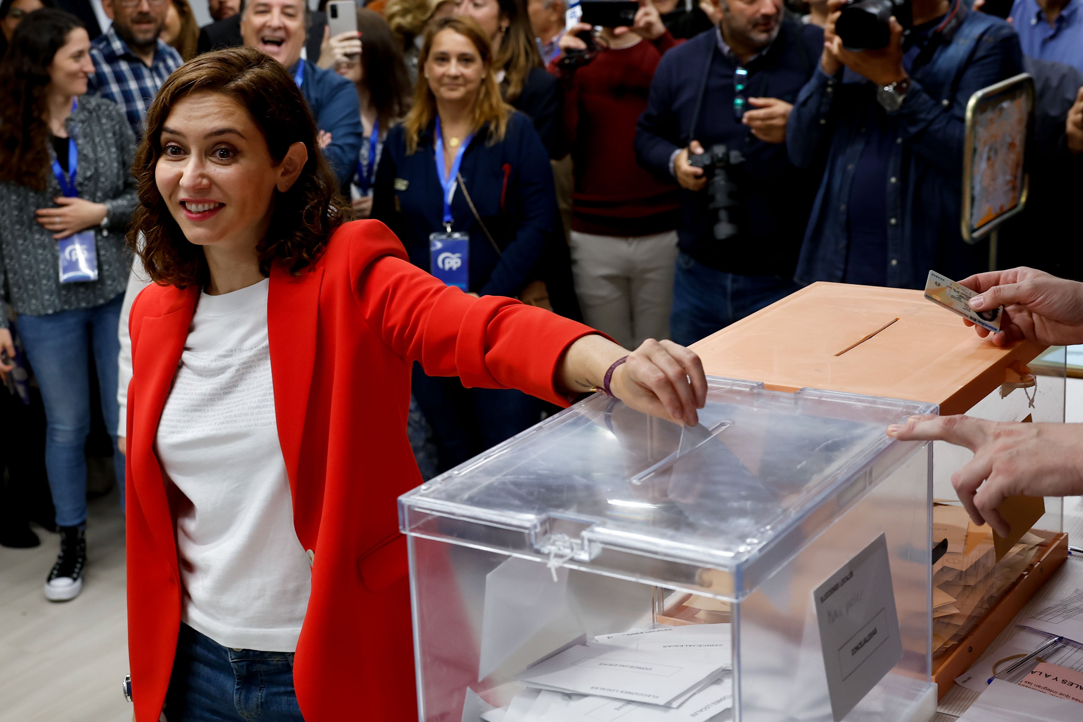 La presidenta de la Comunidad de Madrid y candidata del PP a la reelección, Isabel Díaz Ayuso en mayo de 2023 votando en el colegio electoral de Inmaculada Marillac en Madrid en las elecciones municipales y autonómicas. ARCHIVO. EFE/Chema Moya