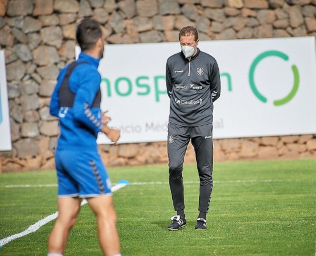 El técnico blanquiazul reconoce la dificultad del encuentro de este domingo