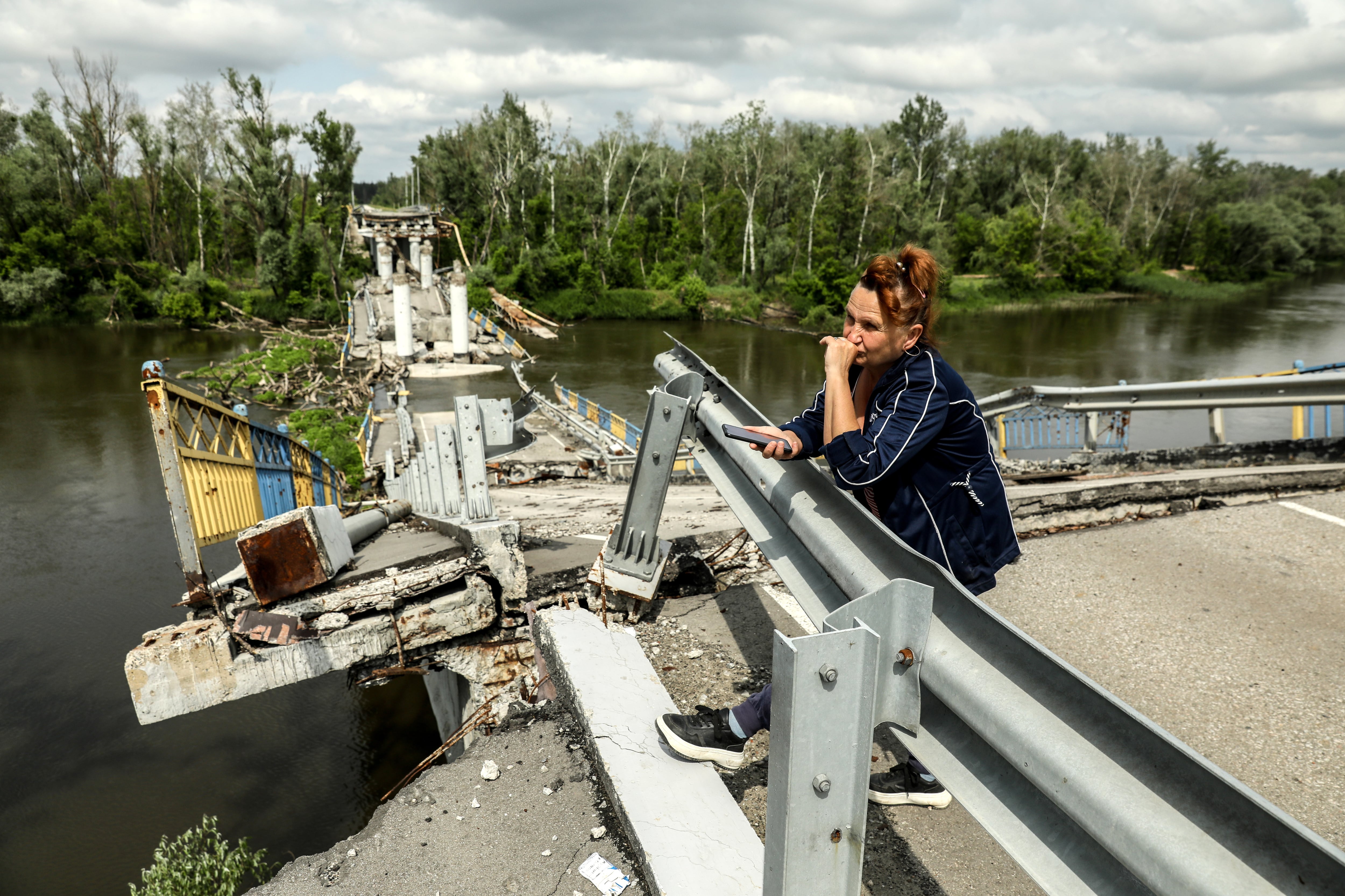 Puente destruido en la región de Donetsk (Ucrania).