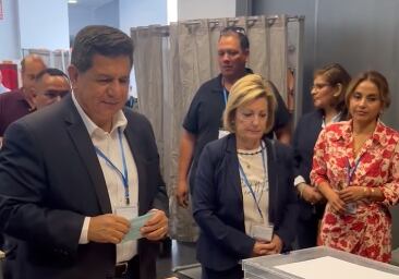 Lenin Varalezo, candidato a la alcaldía de Lorca por Valores ejerce su derecho al voto