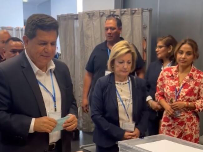 Lenin Varalezo, candidato a la alcaldía de Lorca por Valores ejerce su derecho al voto